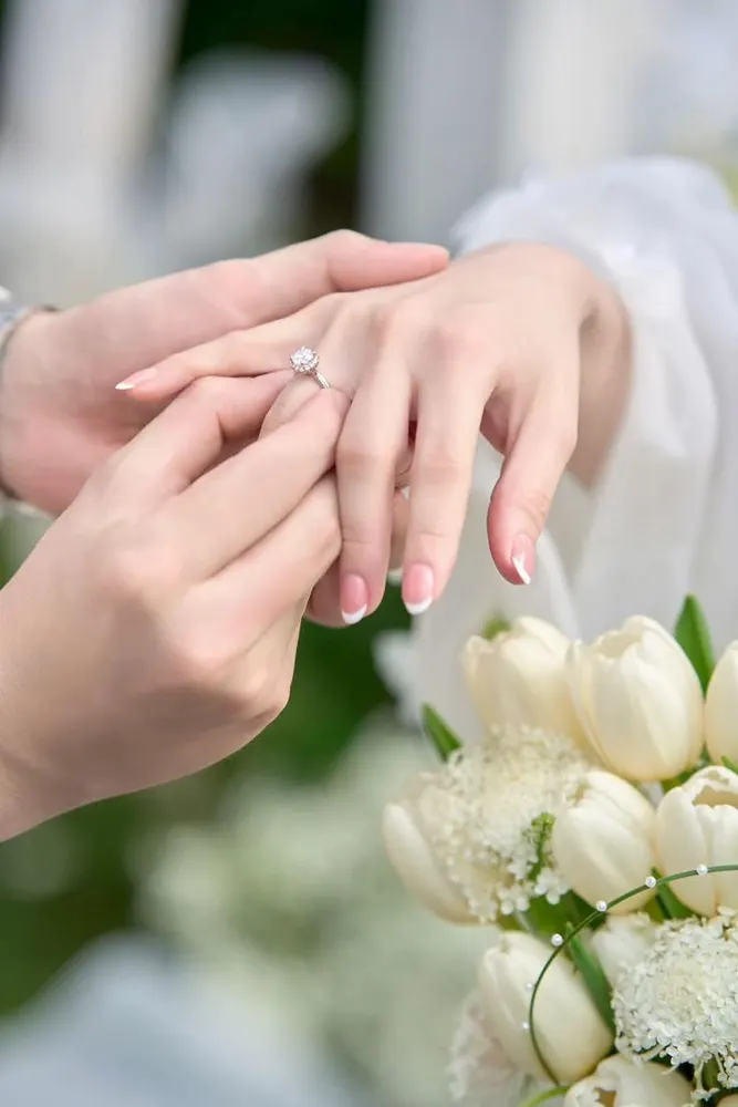 Tangan pasangan dengan cincin