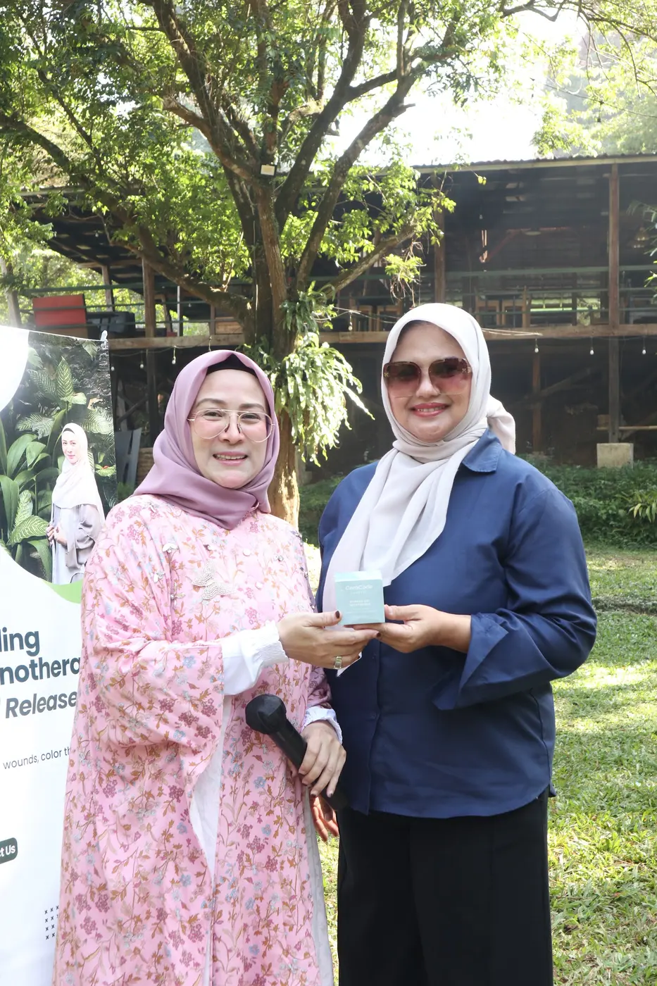 Pemberian bingkisan untuk peserta