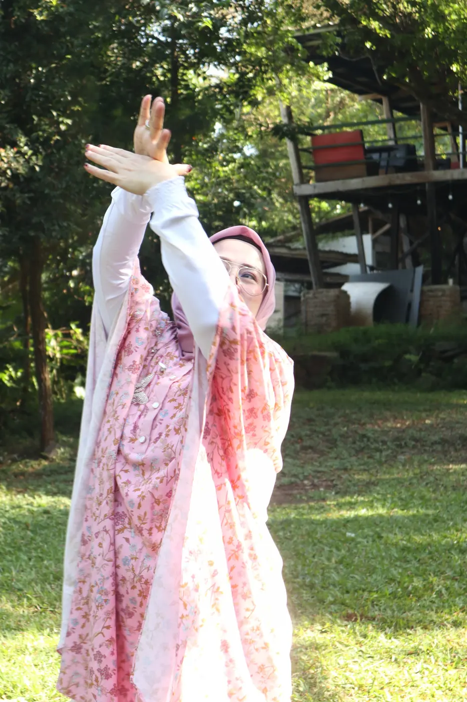 Peserta merentangkan tangan di alam