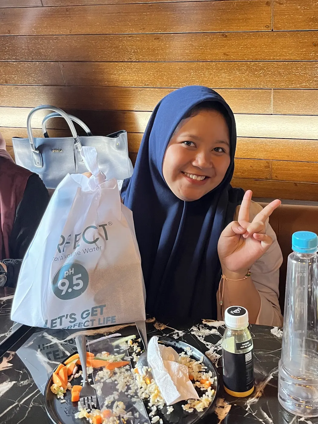 Peserta tersenyum membawa bingkisan