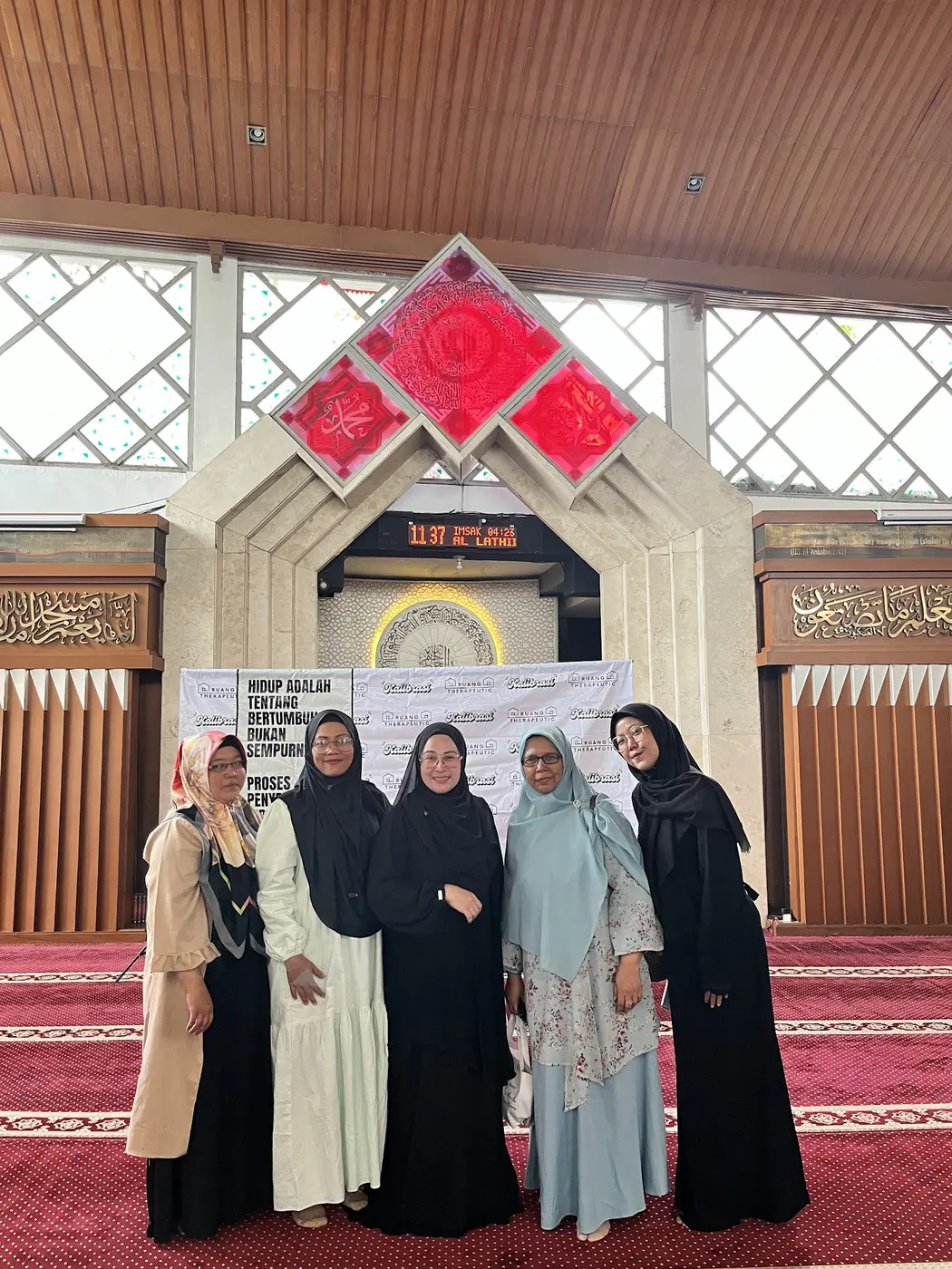 Foto bersama setelah kajian di masjid