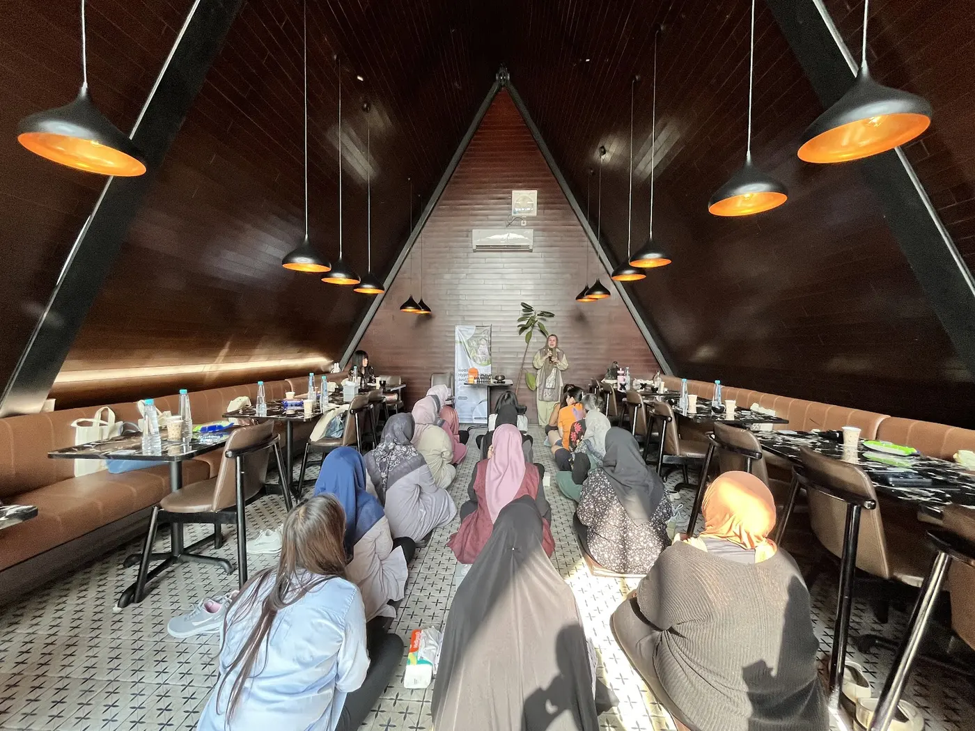 Suasana workshop healing di dalam ruangan
