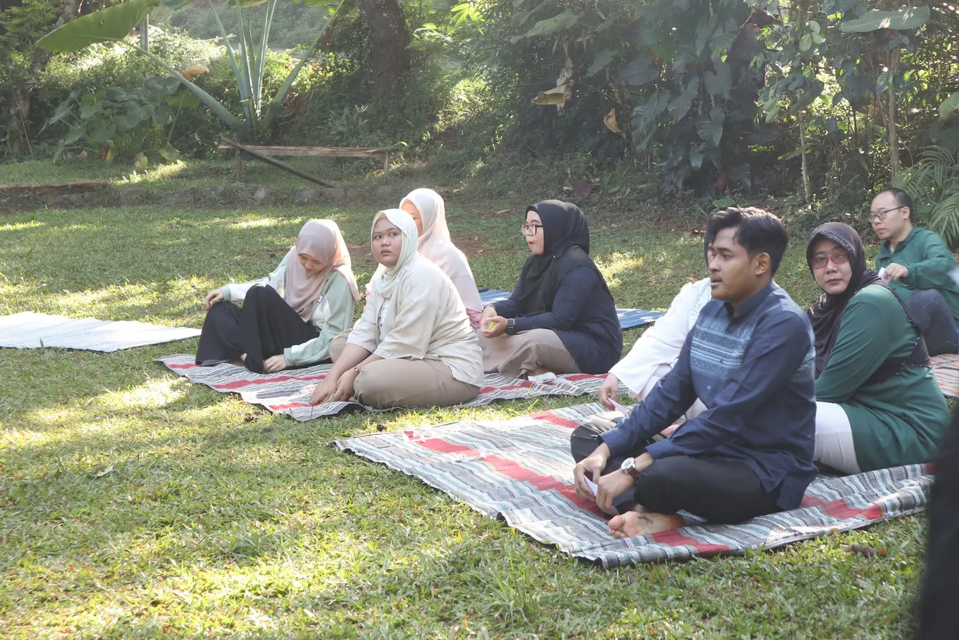 Sesi duduk bersama di atas tikar