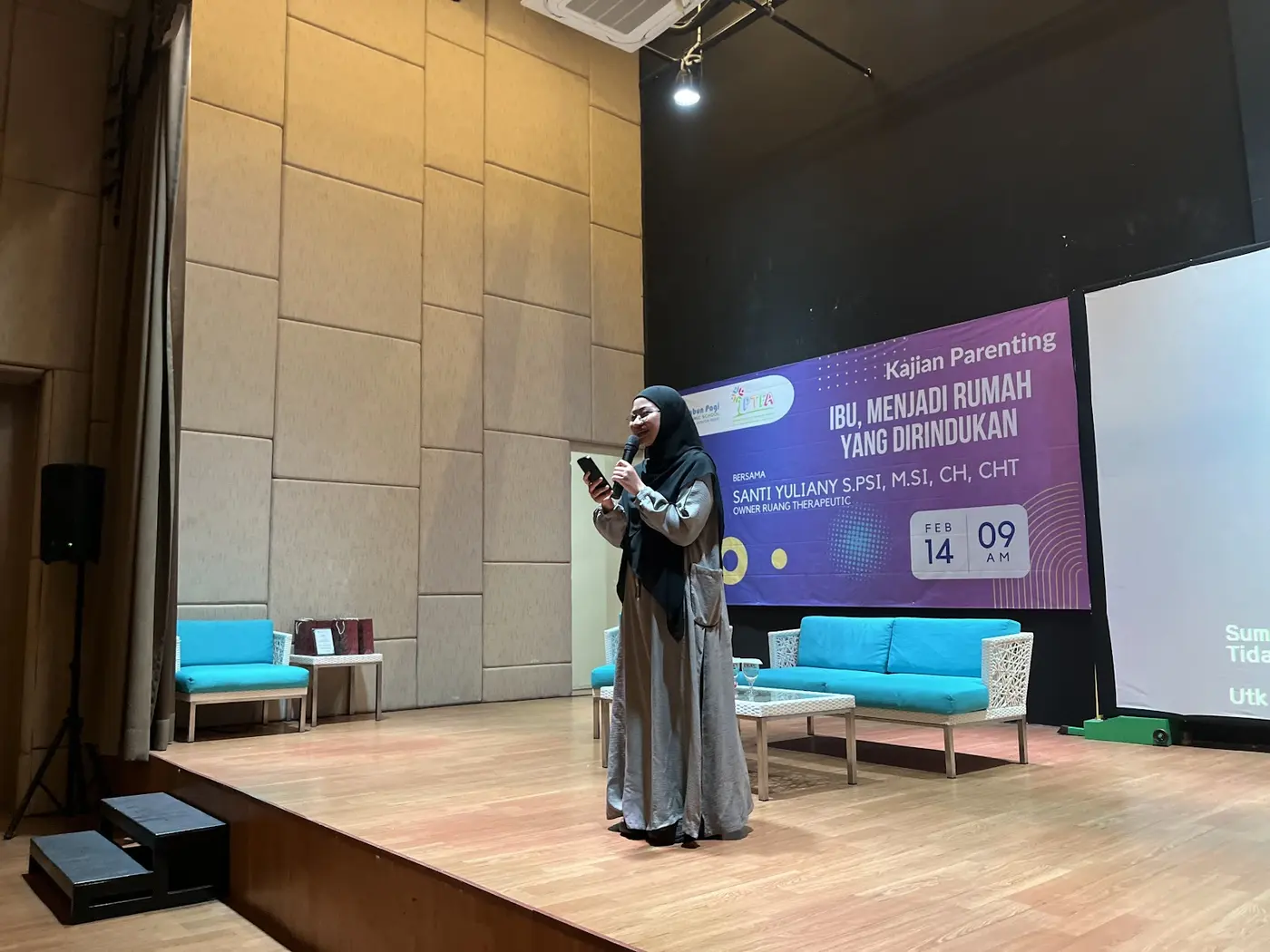 Pembicara di panggung auditorium