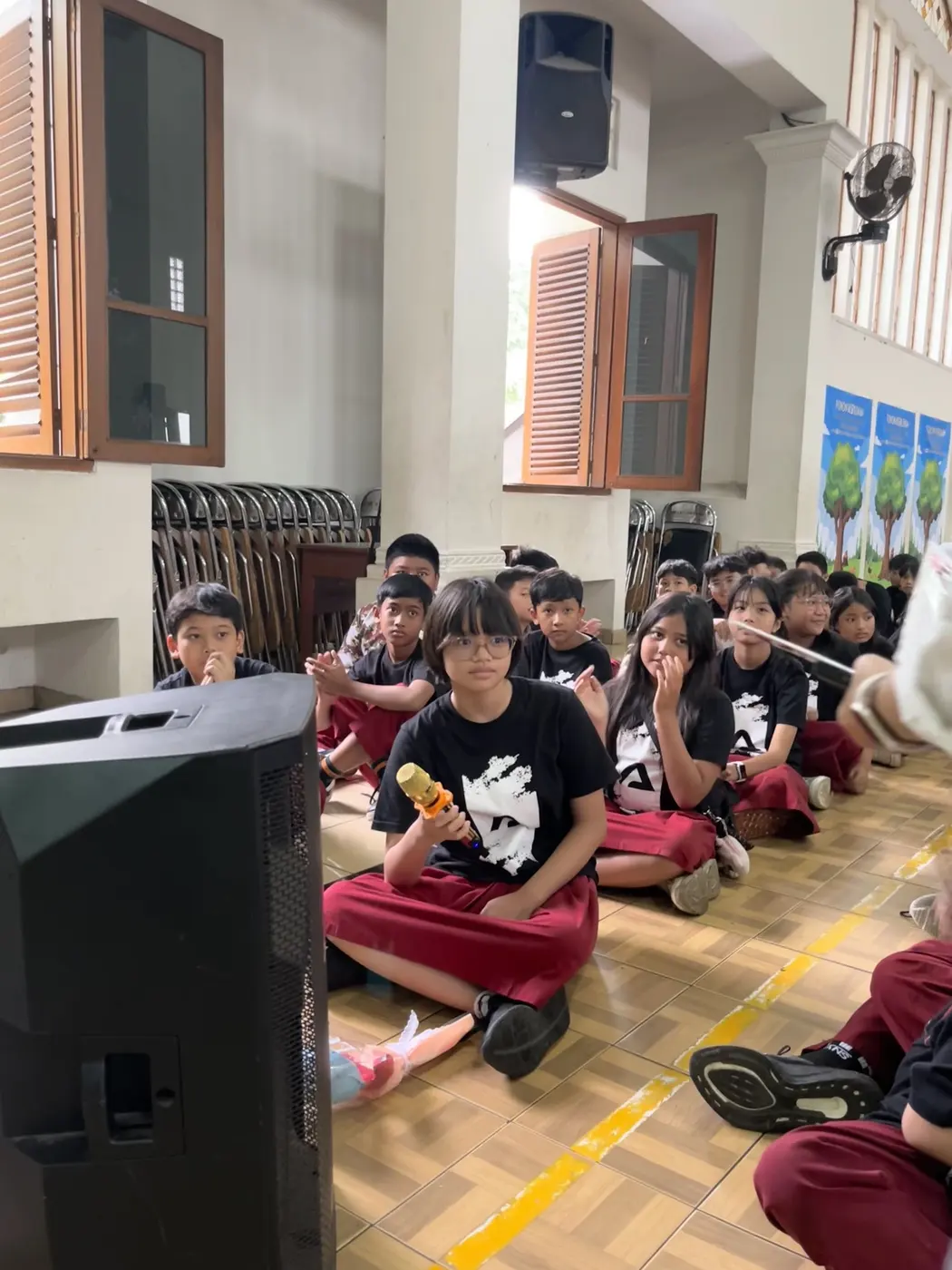 Siswa mengikuti kegiatan di aula