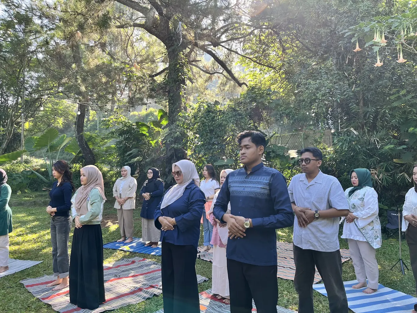 Peserta retreat berdiri bersama