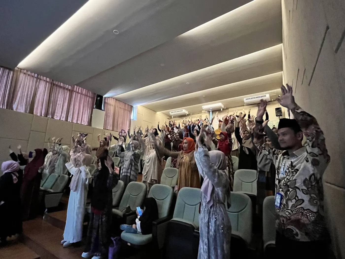 Peserta seminar mengangkat tangan