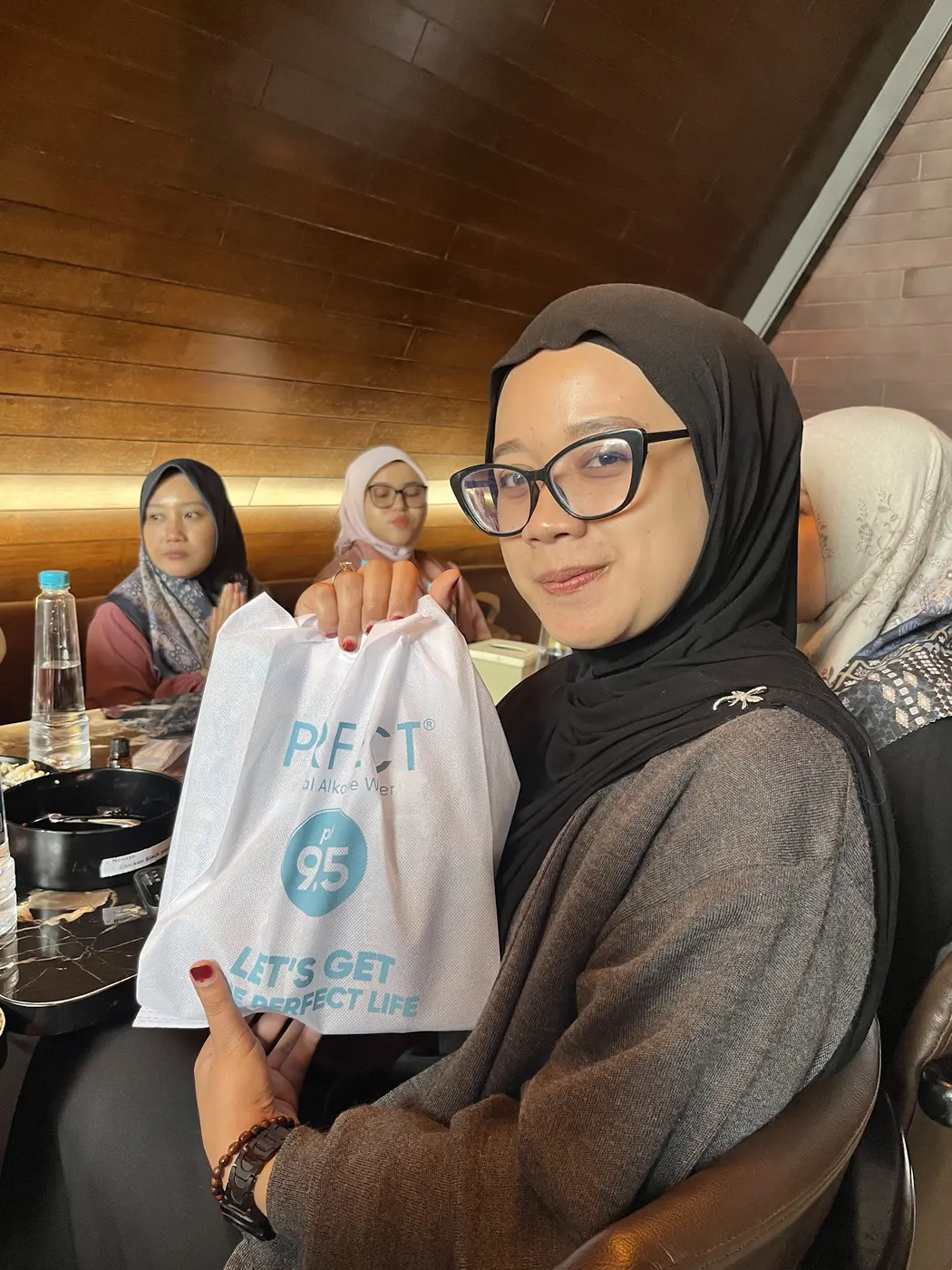 Peserta menerima goodie bag