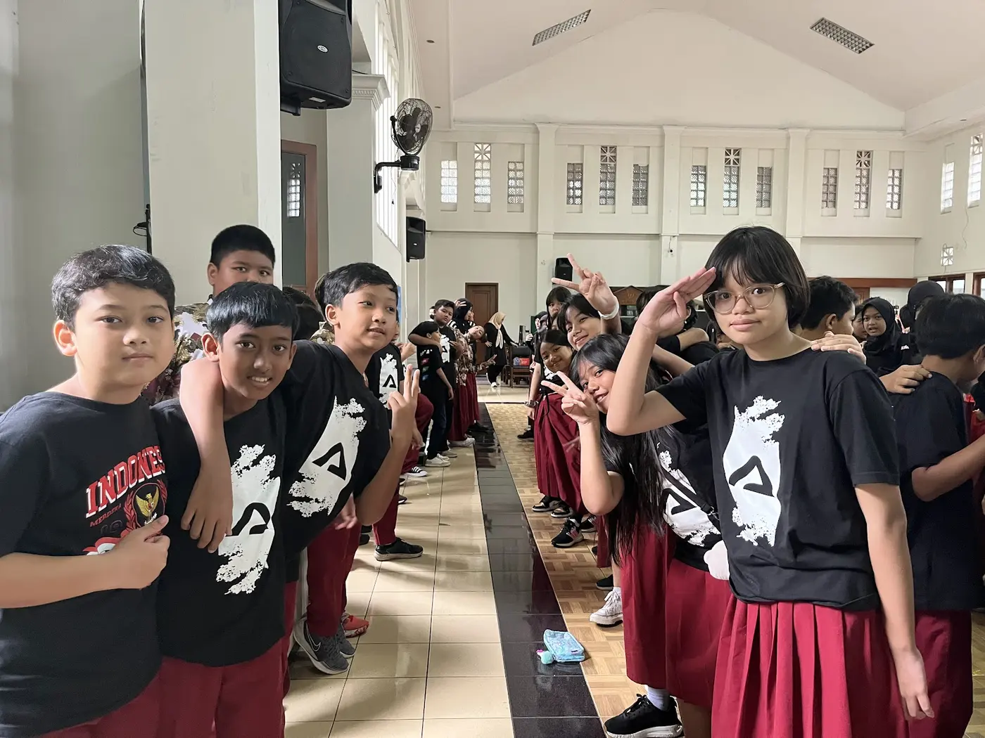 Siswa berpose bersama