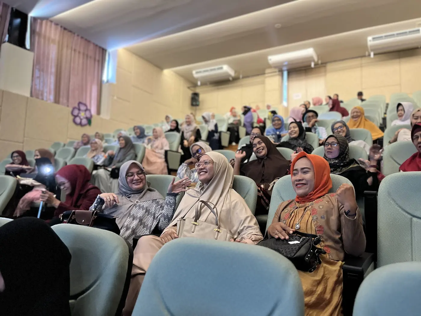 Peserta seminar di auditorium